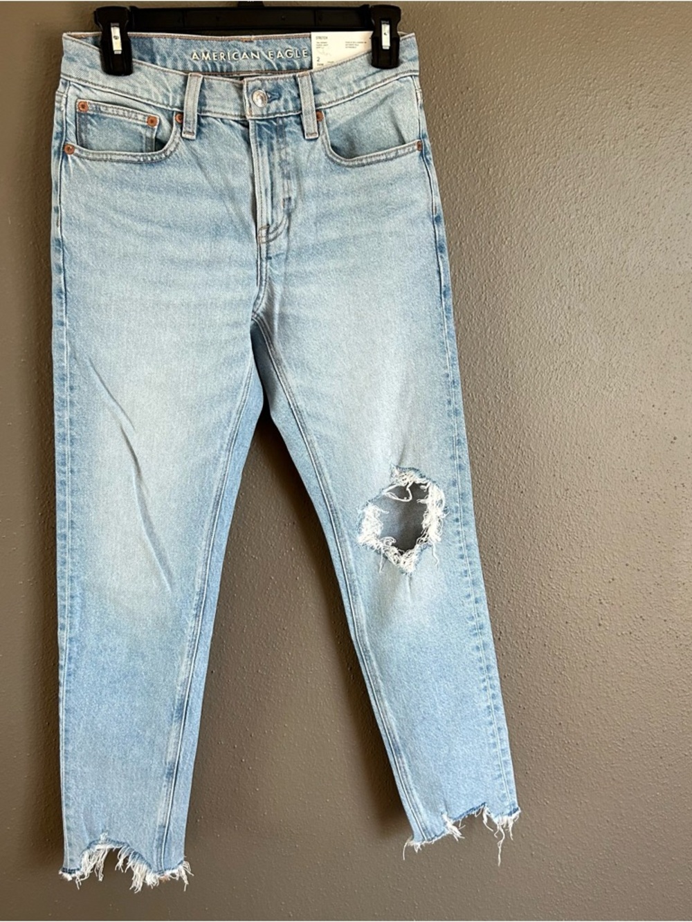 NWT Women’s American Eagle 90s Skinny Faded Light Raw Hem Jeans